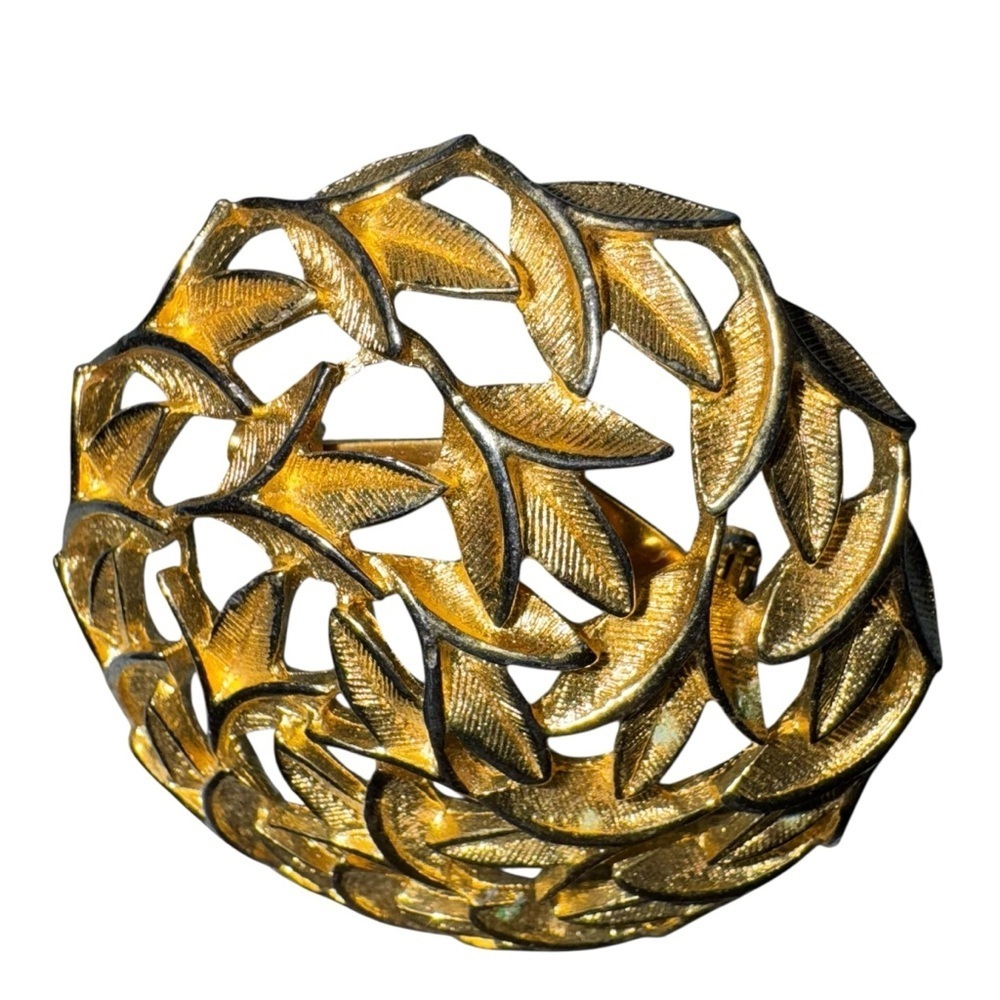 Vintage Women’s brooch gold toned leaf motif design 1960-70’s - Picture 2 of 3